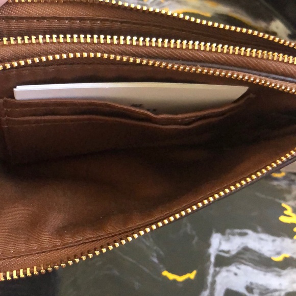 ✨SOLD✨SIGNATURE COACH DOUBLE ZIPPER WRISTLET -NWT- - Picture 4 of 6